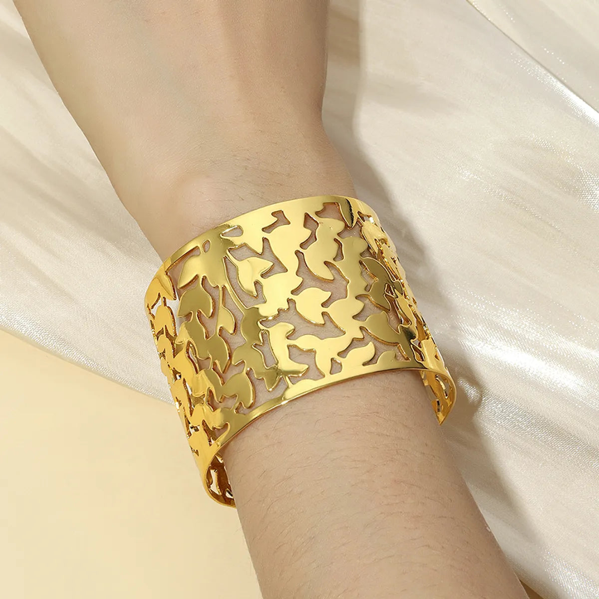 Women’s cuff bracelet-Vintage Style Leaves Copper Plating Hollow Out 18k Gold Plated Bangle