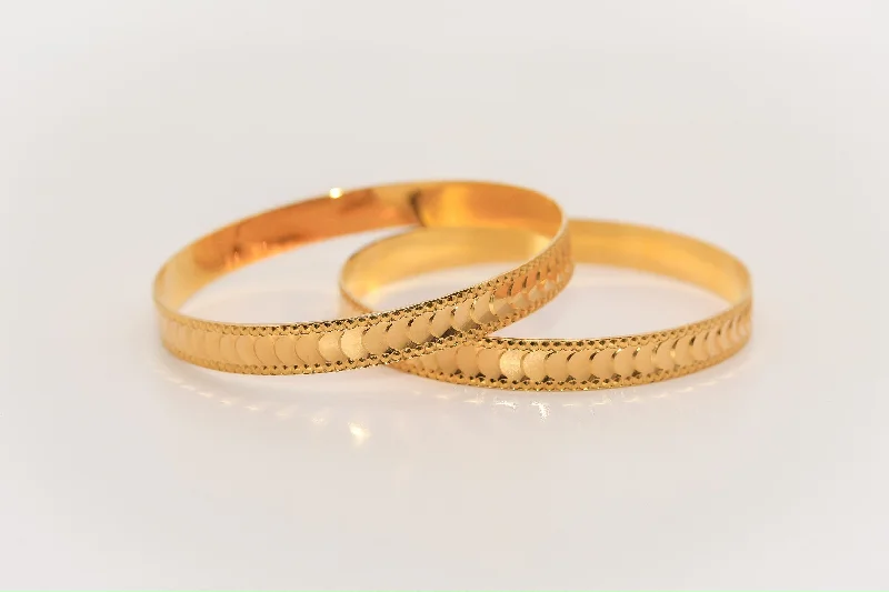 Women’s polished bracelet-21k Gold Shell Motif Bangles